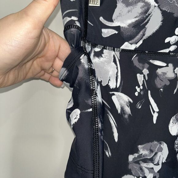 Lole women's Capri leggings medium side zipper pocket abstract Black Gray White - Picture 4 of 9